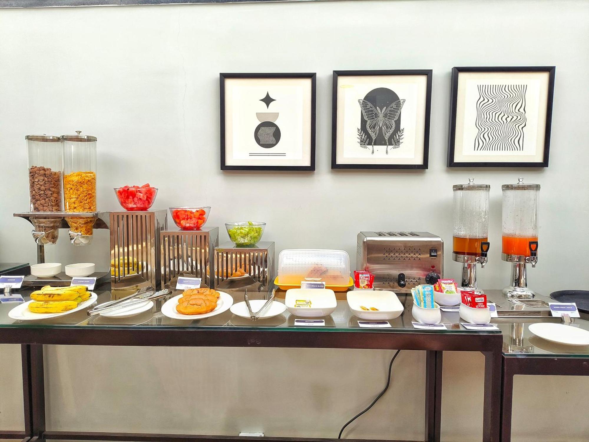 Olive Hotel Indiranagar 100Ft Road By Embassy Group バンガロール エクステリア 写真